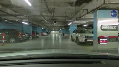 Otoparkın bodrumunda araba kullanırken.