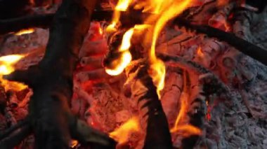 Tencerenin altında kamp ateşi