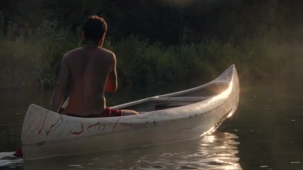 Canoagem em um lago — Vídeo de Stock