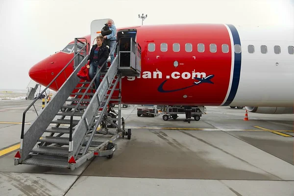 Plane unboarding at airport — Stock Photo, Image