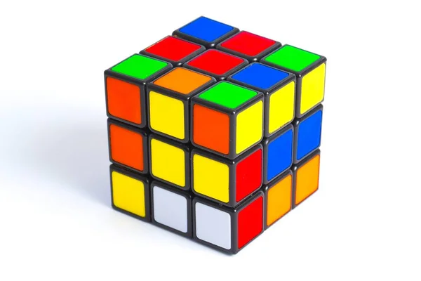Куб Рубикса на белом — стоковое фото