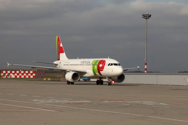 Avião taxiing no aeroporto — Fotografia de Stock