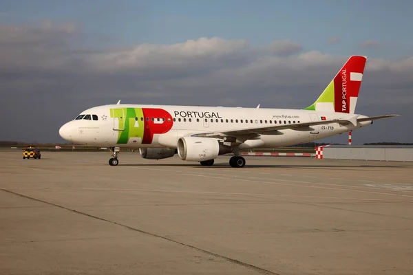 TAP Portugal avião taxiing — Fotografia de Stock