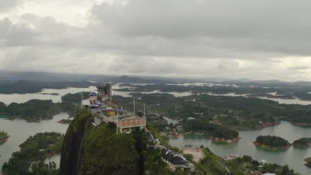 Guatape rock lookout point drone shot, Piedra del Penol — Stock Video