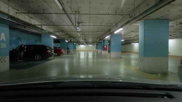 Condução em um porão de estacionamento — Vídeo de Stock