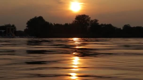 Zonsondergang boven een rustig meer — Stockvideo