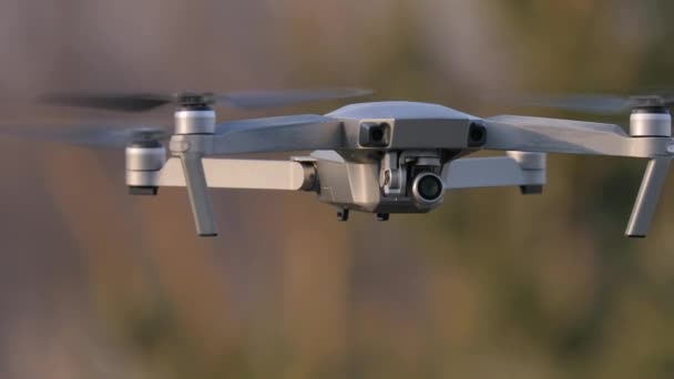 Dronen flyr utendørs – stockvideo
