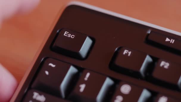 Кнопка клавіатури для вимкнення комп'ютера — стокове відео