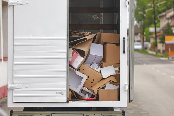 Camión de reparto con cajas en la parte trasera — Foto de Stock