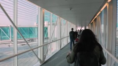 Bir uçak jet Köprüsü aracılığıyla yatılı