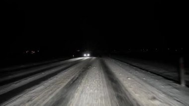Kış karlı gece yolculuğu