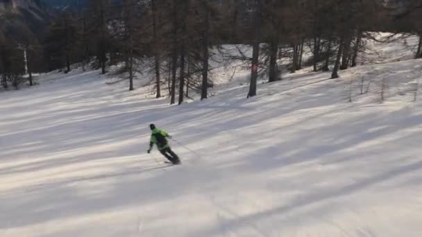 Snowboarder folgt Schuss — Stockvideo