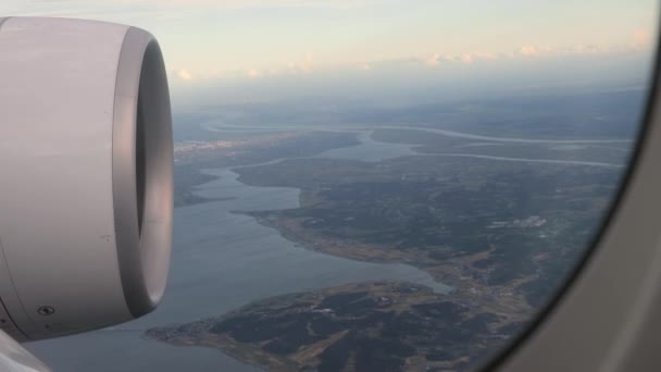 Voando em um avião, aproximando-se do destino — Vídeo de Stock