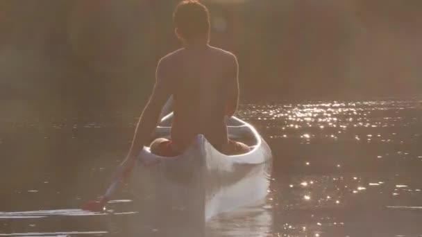 Canoë sur un lac — Video