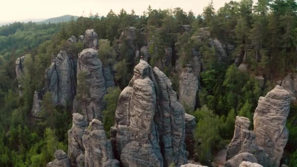 Majestuoso paisaje rocoso desde el aire — Vídeo de stock