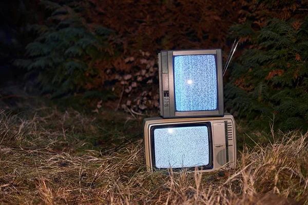 Телевизор без сигнала в траве — стоковое фото