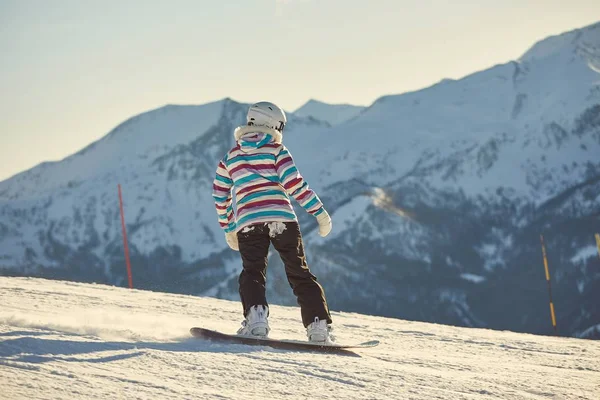 Güneş parlayan kadın snowboardcu — Stok fotoğraf