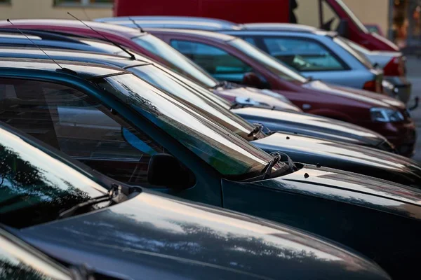 Bilar parkerade i en hel — Stockfoto