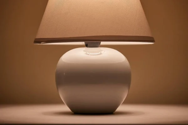 Lamp op een nachtkastje — Stockfoto