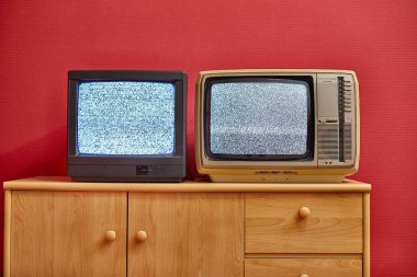İki eski Tv setleri