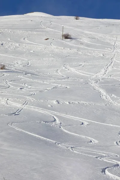 Piste de ski aux courbes fraîches — Photo