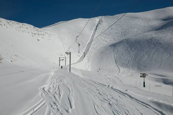 Esquiar encostas tempo ensolarado — Fotografia de Stock