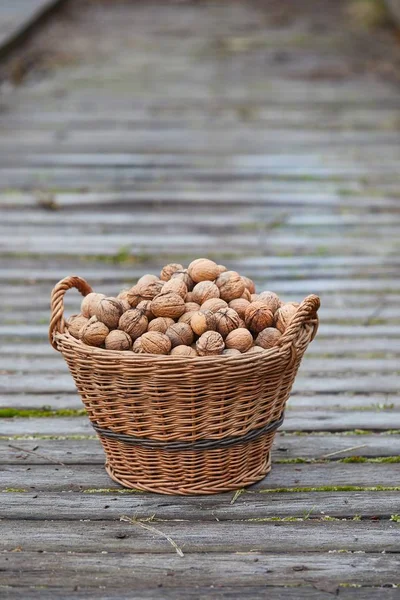 Walnoten in een mand — Stockfoto