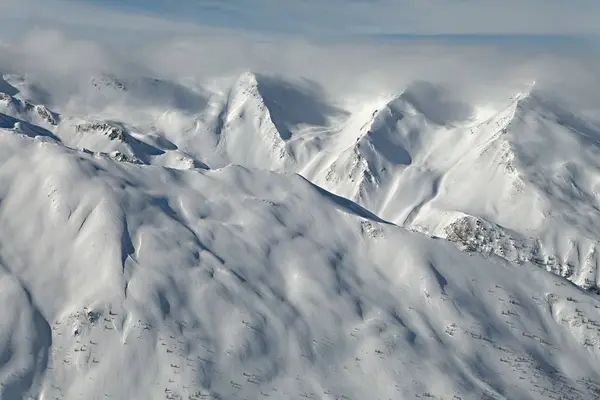 被雪覆盖的山脉 — 图库照片