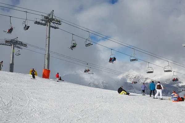 Skipisten, met veel mensen — Stockfoto