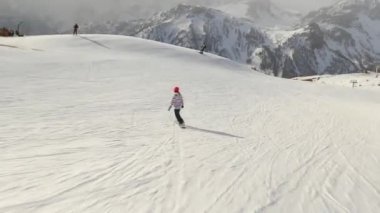 Snowboarder bir kayakçı çekim izleyin