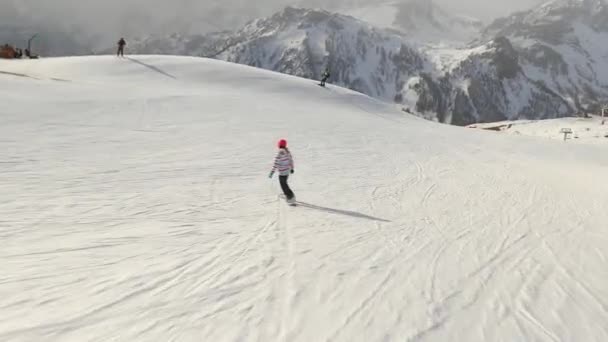 Snowboarder un esquiador seguir disparo — Vídeo de stock
