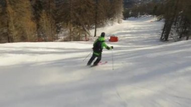 Snowboardcu görüntüyü takip ediyor