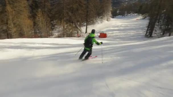 Snowboarder folgt Schuss — Stockvideo