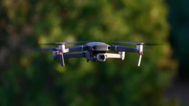 İnsansız hava aracı dışarıda uçuyor.