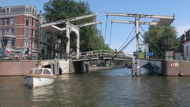 Amsterdams gamla träbro — Stockvideo