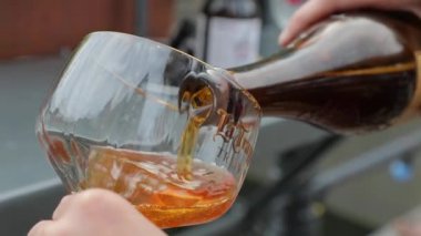 Hollanda'da bir bardağa trappist birası döküldü