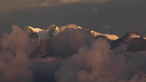 Picos de montaña sobre nubes en movimiento — Vídeo de stock