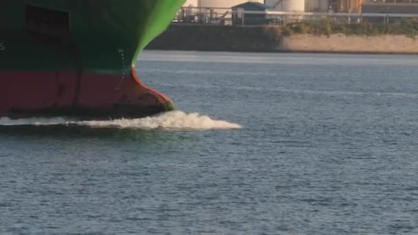 Nákladní loď cibulová příď — Stock video