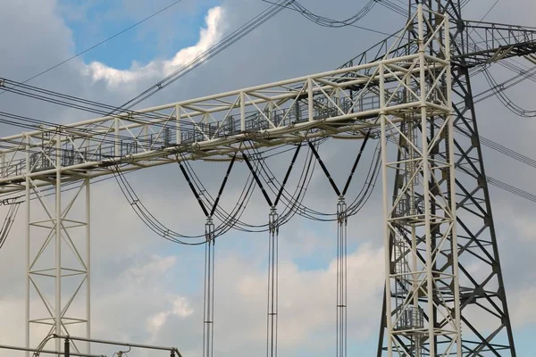 Linhas eléctricas estação de trasformer — Fotografia de Stock