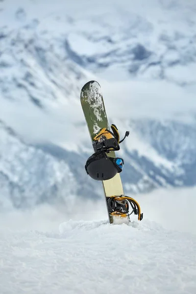 Snowboard hoog in de besneeuwde Alpen — Stockfoto