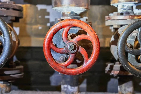 Valvola industriale in una vecchia fabbrica — Foto Stock