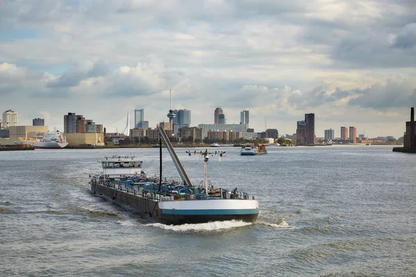 Schiff transportiert Fracht durch Rotterdam — Stockfoto