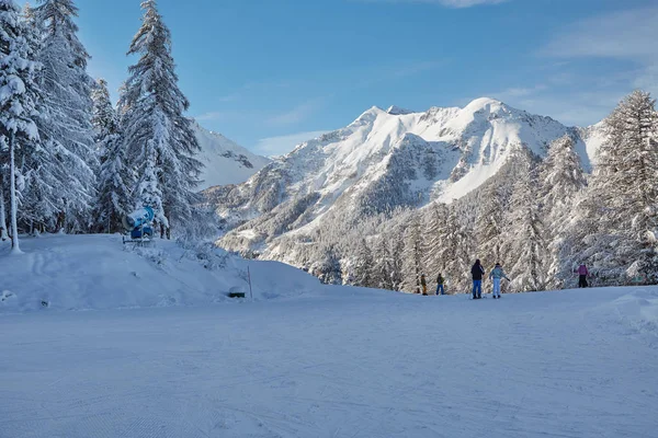Лыжные трассы с вершины — стоковое фото
