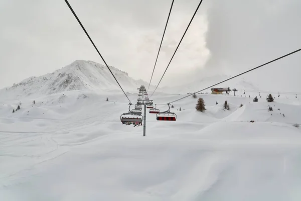 Skilift im Skigebiet — Stockfoto
