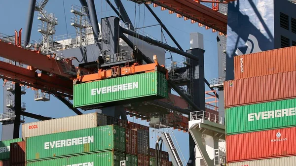 Laadcontainers op een schip — Stockfoto