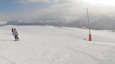 Snowboardcu görüntüyü takip ediyor