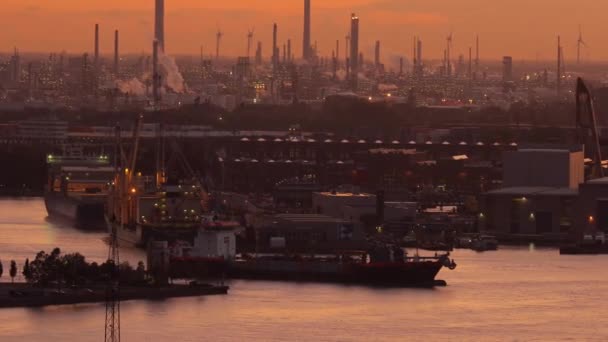 Paysage industriel dramatique avec des quais et des navires de charge — Video