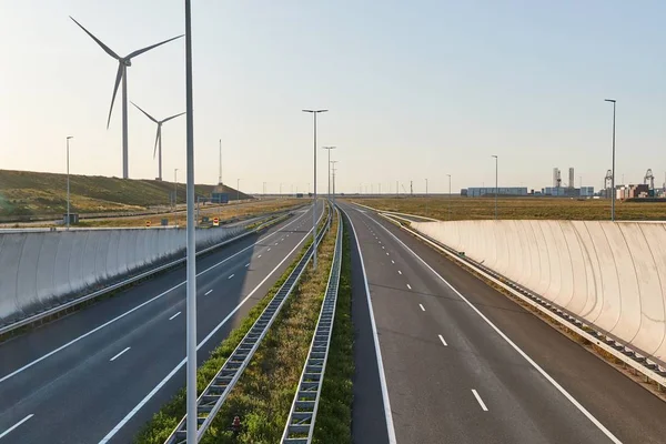 Autostrada vuota nessun traffico visto da un cavalcavia — Foto Stock