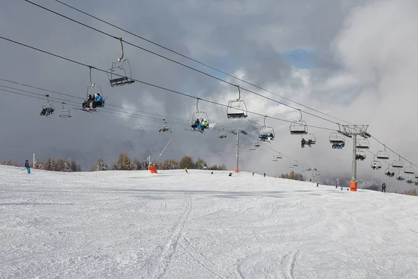 Skipisten, met veel mensen — Stockfoto