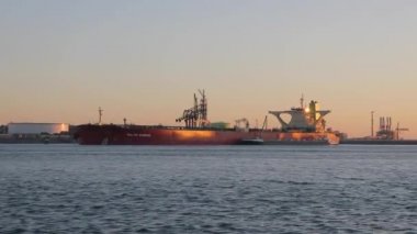 Rıhtımdaki Dev Petrol Tankeri